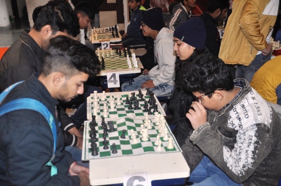 विवेकानंद वर्ल्ड स्कूल में अल्फा माइंड चैस अकादमी के सहयोग से आयोजित किया गया शतरंज टूर्नामेंट