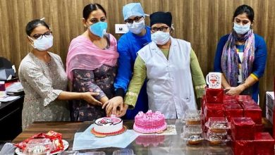 कोरोना मरीजो की सहायता कर रही नर्सो के साथ लंगर सेवा सोसाईटी ने काटा केक, बढिय़ा स्वास्थ्य की कामना की