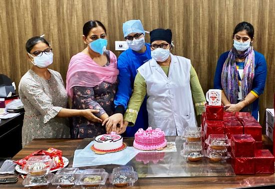 कोरोना मरीजो की सहायता कर रही नर्सो के साथ लंगर सेवा सोसाईटी ने काटा केक, बढिय़ा स्वास्थ्य की कामना की
