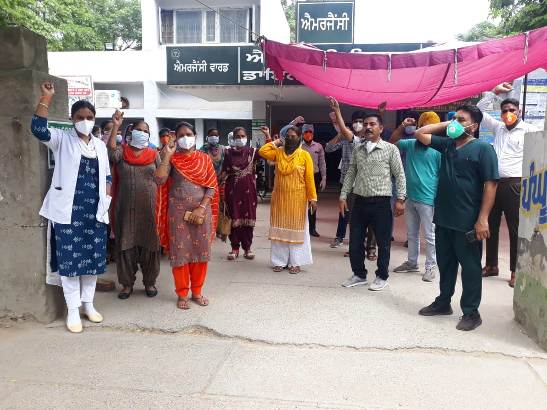 Frontline health workers protest in support of Paramjeet Kaur died during Covid-19 duty
