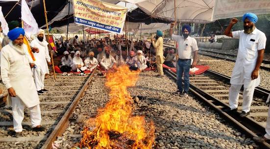 ਕਿਸਾਨਾਂ ਵੱਲੋਂ ਮੋਰਚੇ ਦੇ 26 ਦਿਨ ਪੂਰੇ, ਪੁਤਲੇ ਫੂਕ ਰੋਸ ਮੁਜ਼ਾਹਰੇ ਕੀਤੇ