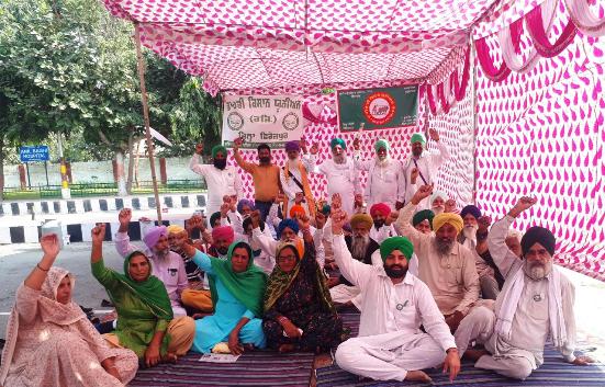 Sit-in protests to continue on turn basis away from tracks over deadlock between govt and farmers  