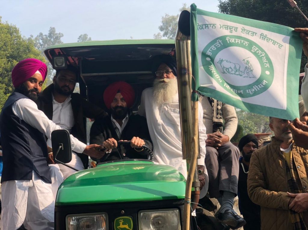 MLA Pinki flagged off tractors rally for Delhi from Martyrs’ Memorial Hussainiwala