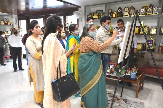 देव समाज काॅलेज फाॅर वूमेन फिरोजपुर में कलात्मक ढंग से मनाया गया विश्व कला दिवस
