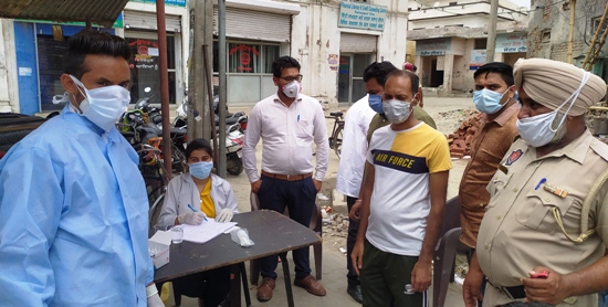 Health Deptt intensifies COVID tests, takes samples of 80 persons working on shops  