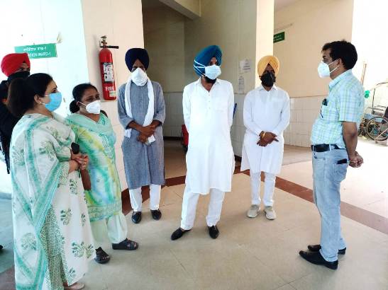 विधायक परमिंदर सिंह पिंकी ने सिविल हस्पताल में कोरोना से ग्रस्त मरीजों के इलाज के लिए बनाए गए आइसोलेशन वार्ड का दौरा किया