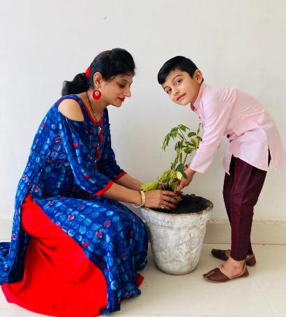 विद्यार्थियो ने घर में पौधा रोपण कर दिया धरती बचाने का संदेश