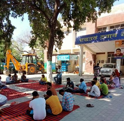 Sanitation workers continuing strike as of mid-May, garbage piles up in Ferozepur