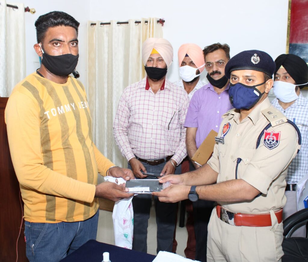 Ferozepur : 127 stolen mobile phones recovered, returned to owners