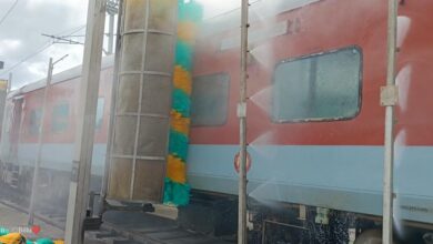 स्वच्छ रेलगाड़ी दिवस पर ट्रेनों में की गयी गहन साफ़-सफाई