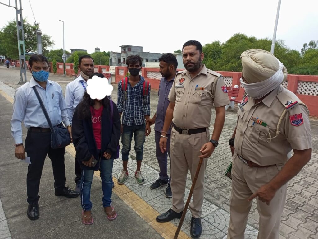टिकट चेकिंग स्टाफ ने घर से भागी हुई लड़की को गाड़ी में सुरक्षा देकर मोहाली स्टेशन में जीआरपी को सौंपा