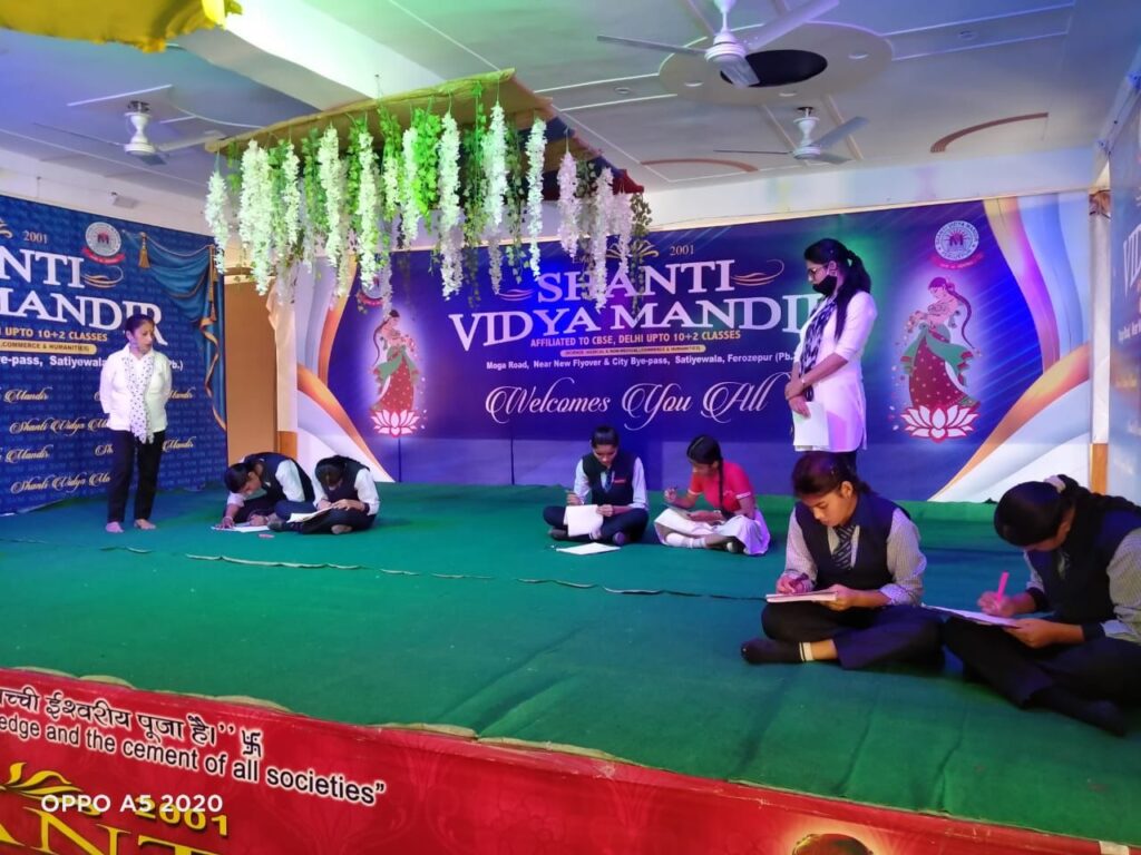 शांति विद्या मंदिर में मेहंदी प्रतियोगिता का आयोजन