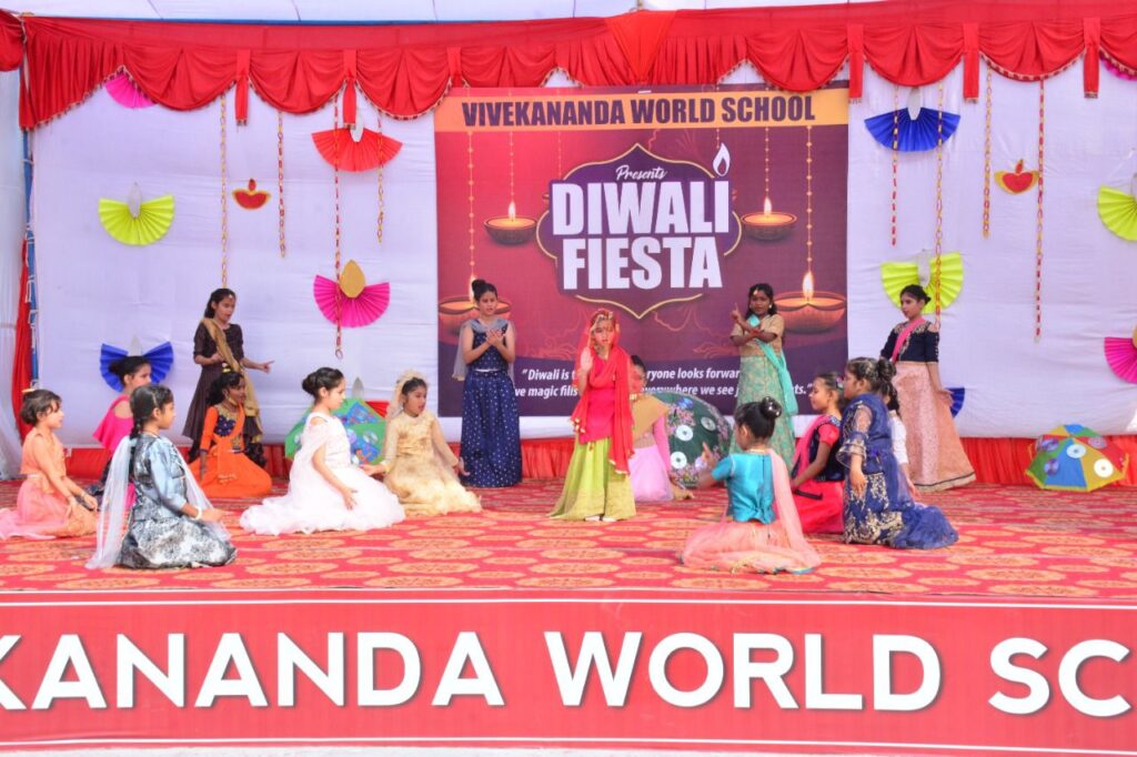 विवेकानंद वर्ल्ड स्कूल विद्यार्थियों ने अपनी कला के प्रदर्शन से स्कूल प्रांगण में  "दिवाली फिएस्टा  - 2021" के आयोजन में लगाए चार चाँद 