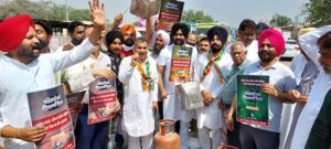 Congress steps up protest over fuel price hike in Ferozepur