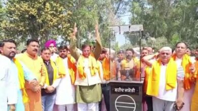 Haryana BJP State President Dhankar pays tributes to martyrs at  Hussainwala, collects soil of sacred land