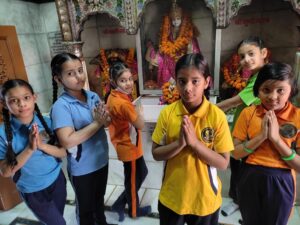 विवेकानंद वर्ल्ड स्कूल के छात्रों ने नवरात्रि आगमन के शुभ अवसर पर किया शीतला माता मंदिर का दौरा 