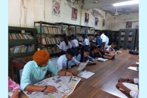 विवेकानंद वर्ल्ड स्कूल के विद्यार्थियों ने जिला पुस्तकालय का किया भ्रमण