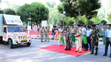आज़ादी के अमृत महोत्सव के सन्दर्भ में मंडल रेल प्रबंधक डॉ. सीमा शर्मा ने हुसैनी वाला से एलईडी से लैस एक वाहन को हरी झंडी दिखाकर रवाना किया