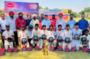 मयंक फ़ाउंडेशन ने क्रिकेट खिलाड़ियों को हेलमेट बाँट कर मनायी दिवाली 