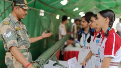 दास एंड ब्राऊन स्कूल में बीएसएफ ने लगाई हथियारो को प्रदर्शनी, बच्चो को करवाया सीमा सुरक्षा में कार्यप्रणाली से अवैयर