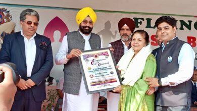 Cabinet Minister Fouja Singh Sarari honours Vipul Narang and his mother for excellent social services in Ferozepur