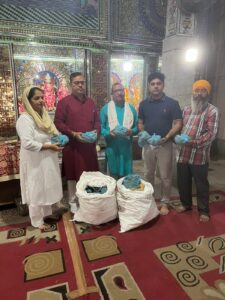 युवा समाजसेवी विपुल नारंग श्री अशोक बहल जी श्री राधा कृष्ण मंदिर हनुमान धाम में गौ माता के गोबर से बने 3000 दीपक भेंट करके दीपावली की शुभकामनाएं दी