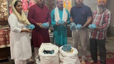 युवा समाजसेवी विपुल नारंग श्री अशोक बहल जी श्री राधा कृष्ण मंदिर हनुमान धाम में गौ माता के गोबर से बने 3000 दीपक भेंट करके दीपावली की शुभकामनाएं दी