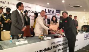 Dr.Anirudh Gupta awarded with 'Dayanand Munjal Award for Manager of the year 2021'