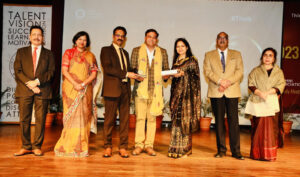 मयंक फ़ाउंडेशन के संस्थापक दीपक शर्मा को लवली यूनिवर्सिटी से मिला समाज सेवा के लिए एक्सीलेंस अवार्ड 