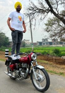 Mandeep Singh showing bike stunt while moving towards Hussainiwala