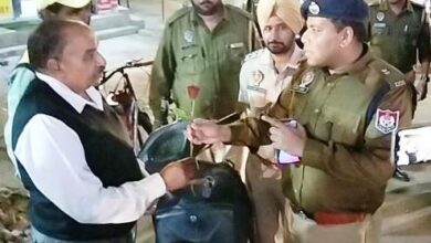 Gandhigiri by Police Officials: Law breakers offered roses to wear helmets in future