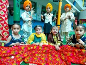 डीसीएम इंटरनैशनल में मनाया बैसाखी का त्यौहार, नन्ने-मुन्ने बच्चो ने डाला भांगडा