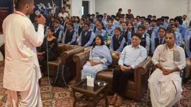 विवेकानंद वर्ल्ड स्कूल प्रांगण में विद्यार्थियों को तनाव से जूझने के लिए लगाया गया तनाव प्रबंधन सेमिनार