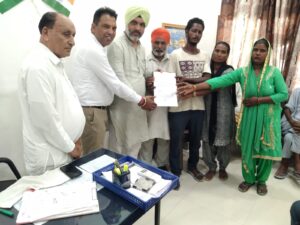 MLA Dahiya gives compensation cheque of Rs.1.20 lac each to three rain-affected victims in Ferozepur