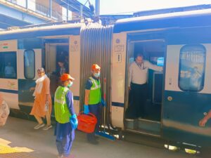 “श्री माता वैष्णो देवी कटड़ा रेलवे स्टेशन पर वंदे-भारत ट्रेन में सफाई की "14 मिनट मिरेकल" योजना का शुभारम्भ।”