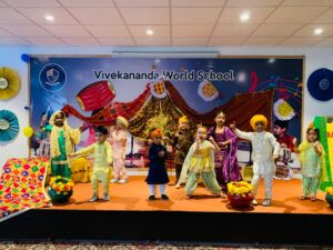 विवेकानंद वर्ल्ड स्कूल प्रांगण में बैसाखी का त्योहार धूमधाम से मनाया गया