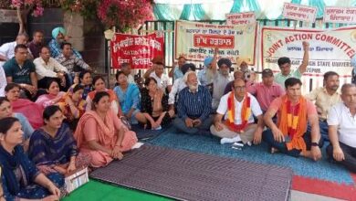 SBSSU staff on chain hunger strike, family members join in protest