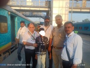 Ticket Checking Staff hands over unknown child trying to jump from moving YR Express to RPF