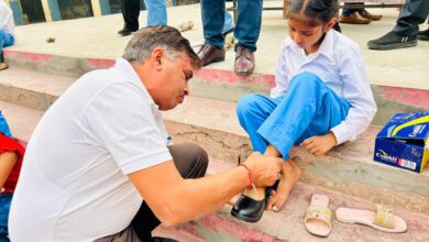 फिरोजपुर फाऊंडेशन द्वारा चार दर्जन जरूरतमंद विद्यार्थियो को भेंट किए जूते