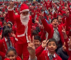 दास एंड ब्राऊन वल्र्ड स्कूल में क्रिसमिस पर समारोह का आयोजन, घरो से सांता क्लॉज बनकर आए विद्यार्थी