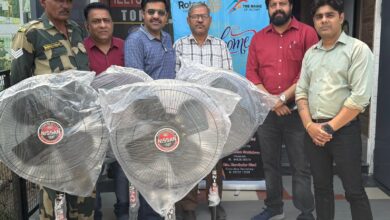 भारत-पाक के बीच बढ़ते तनाव के बीच रोटरी क्लब ने बीएसएफ जवानों को पंखे मुहैया कराए