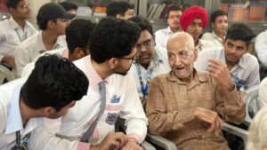 फिरोजपुर के छात्रों ने वरिष्ठ नागरिक गृह का दौरा किया; बुजुर्गों की कहानियों से प्रभावित