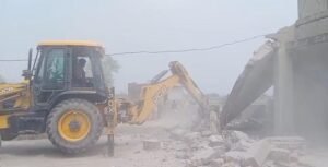 ਪੁਲਿਸ ਨੇ ਪੰਚਾਇਤੀ ਜ਼ਮੀਨ 'ਤੇ ₹1 ਕਰੋੜ ਦੇ ਡਰੱਗ ਫੰਡ ਵਾਲੇ ਘਰ ਨੂੰ ਢਾਹ ਦਿੱਤਾ; ਦੋ ਮੁਲਜ਼ਮ ਪਹਿਲਾਂ ਹੀ 15 ਅਪਰਾਧਿਕ ਮਾਮਲਿਆਂ ਦਾ ਸਾਹਮਣਾ ਕਰ ਰਹੇ ਹਨ