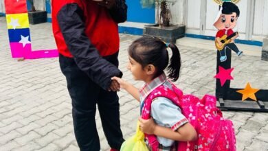 एक माह की ग्रीष्मकालीन अवकाश के बाद हंसते-खेलते स्कूल में पहुंचे विद्यार्थी