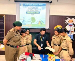 विश्व पेपर बैग दिवस के उपलक्ष्य में दुकानदारो को बांटे कागज के लिफाफे, एनसीसी कैडेटस ने लगाए पौधे, कागज के बनाए लिफाफे