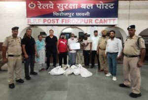 ਫਿਰੋਜ਼ਪੁਰ ’ਚ ਰੇਲ ਸੰਪਤੀ ਚੋਰੀ ਅਤੇ ਸਟਾਫ ’ਤੇ ਹਮਲੇ ਦੇ ਮਾਮਲੇ ’ਚ 6 ਮੁਲਜ਼ਮ ਗ੍ਰਿਫਤਾਰ, ਵੱਡੀ ਮਾਤਰਾ ’ਚ ਚੋਰੀ ਦਾ ਸਮਾਨ ਬਰਾਮਦ ਫਿਰੋਜ਼ਪੁਰ ’ਚ ਰੇਲ ਸੰਪਤੀ ਚੋਰੀ ਅਤੇ ਸਟਾਫ ’ਤੇ ਹਮਲੇ ਦੇ ਮਾਮਲੇ ’ਚ 6 ਮੁਲਜ਼ਮ ਗ੍ਰਿਫਤਾਰ, ਵੱਡੀ ਮਾਤਰਾ ’ਚ ਚੋਰੀ ਦਾ ਸਮਾਨ ਬਰਾਮਦ