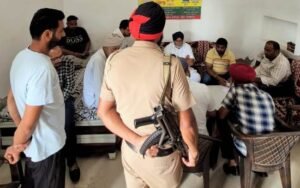 ਭਾਰਤ-ਪਾਕਿ ਸਰਹੱਦ ਤੋਂ ਪਾਰ ਗਏ ਨੌਜਵਾਨ ਅੰਮ੍ਰਿਤਪਾਲ ਦੇ ਪਰਿਵਾਰ ਨੂੰ ਮਿਲੇ ਪ੍ਰਸ਼ਾਸਨਿਕ ਅਧਿਕਾਰੀ