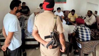 ਭਾਰਤ-ਪਾਕਿ ਸਰਹੱਦ ਤੋਂ ਪਾਰ ਗਏ ਨੌਜਵਾਨ ਅੰਮ੍ਰਿਤਪਾਲ ਦੇ ਪਰਿਵਾਰ ਨੂੰ ਮਿਲੇ ਪ੍ਰਸ਼ਾਸਨਿਕ ਅਧਿਕਾਰੀ