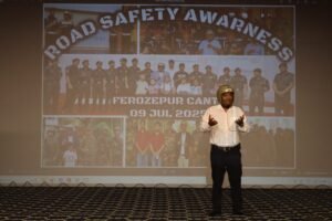 हेलमेट मैन ऑफ़ इंडिया" ने फिरोजपुर छावनी को दुर्घटना-मुक्त भविष्य के लिए प्रेरित किया हेलमेट मैन ऑफ़ इंडिया" ने फिरोजपुर छावनी को दुर्घटना-मुक्त भविष्य के लिए प्रेरित किया