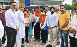 फिरोजपुर पहुंचने पर इंटरनैशनल स्केटर्स का हुआ भव्य स्वागत, खिलाडिय़ो को करवाया नगर भ्रमण फिरोजपुर पहुंचने पर इंटरनैशनल स्केटर्स का हुआ भव्य स्वागत, खिलाडिय़ो को करवाया नगर भ्रमण